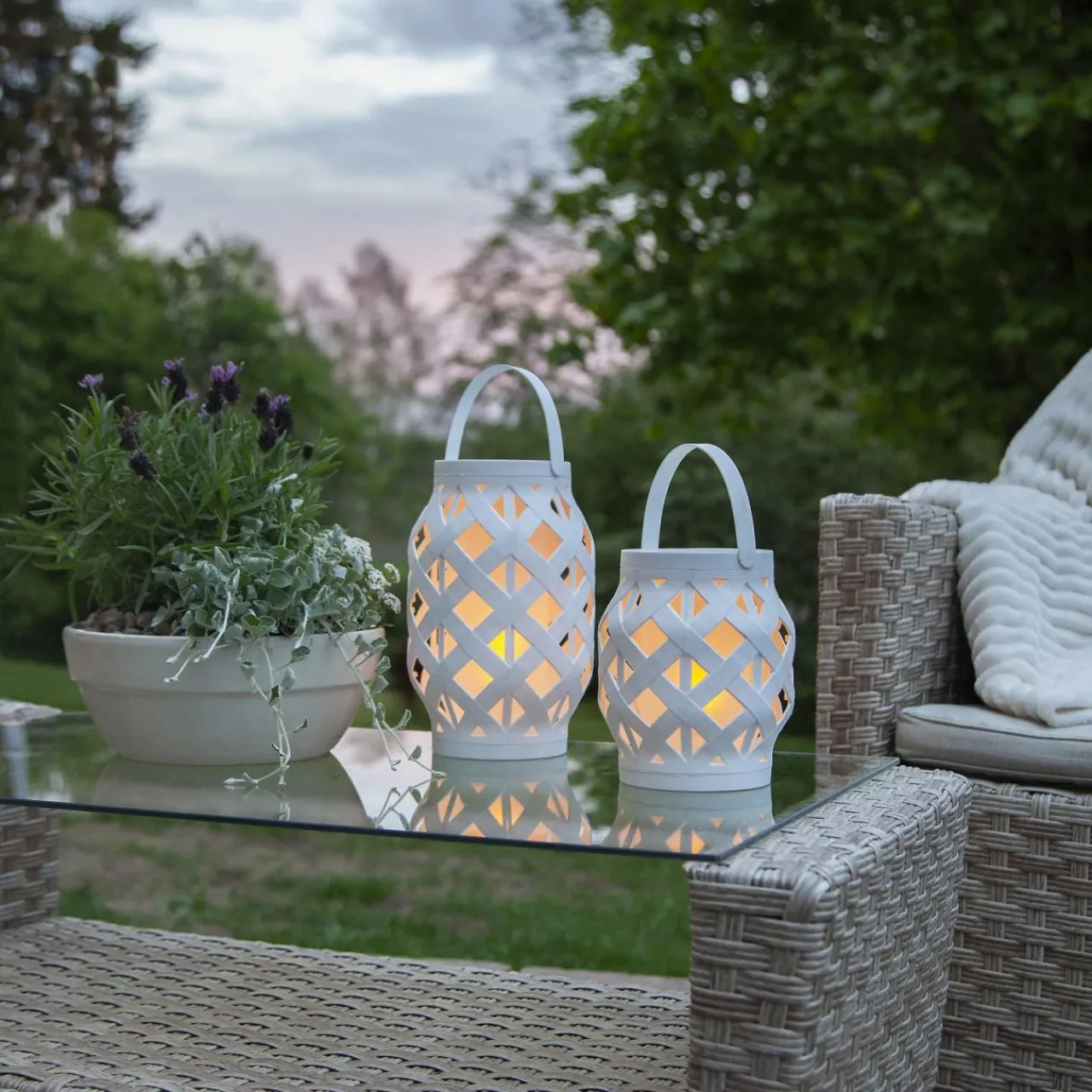 lanterne_led_flame_lantern_blanche_hauteur_cm_1.webp STAR TRADING Lanterne LED Flame Lantern, blanche, hauteur 16 cm^ Lampes Décoratives