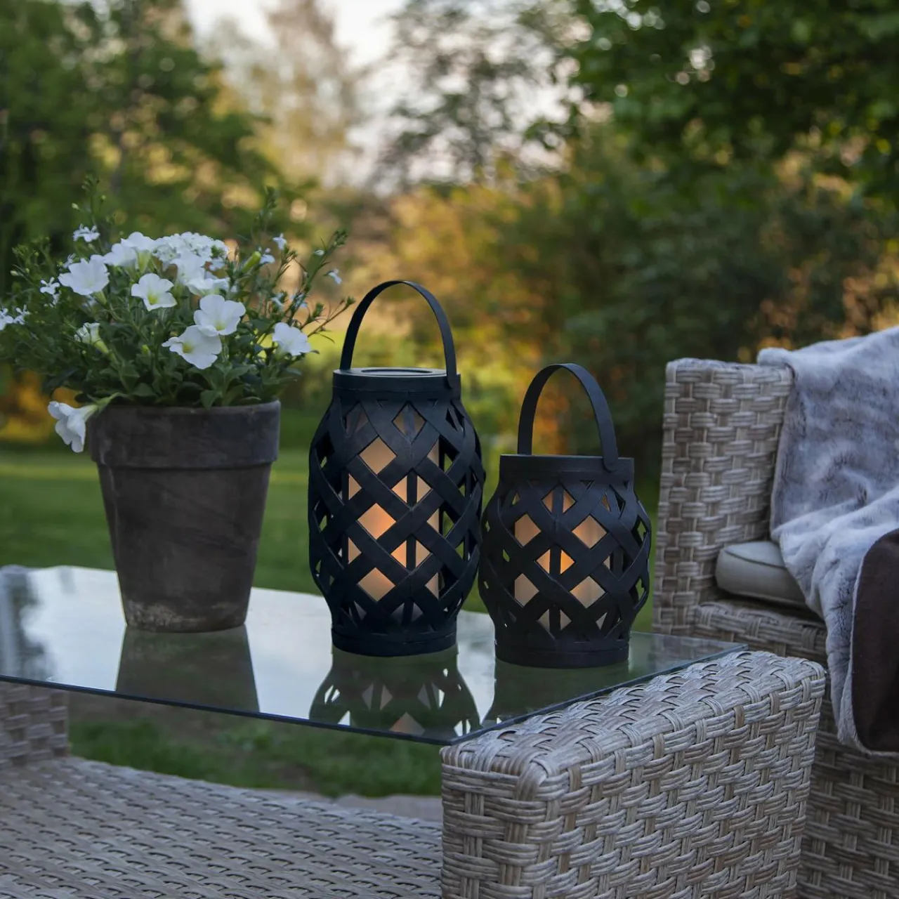 lanterne_led_flame_lantern_noire_hauteur_cm_0.webp STAR TRADING Lanterne LED Flame Lantern, noire, hauteur 16 cm^ Lampes Décoratives