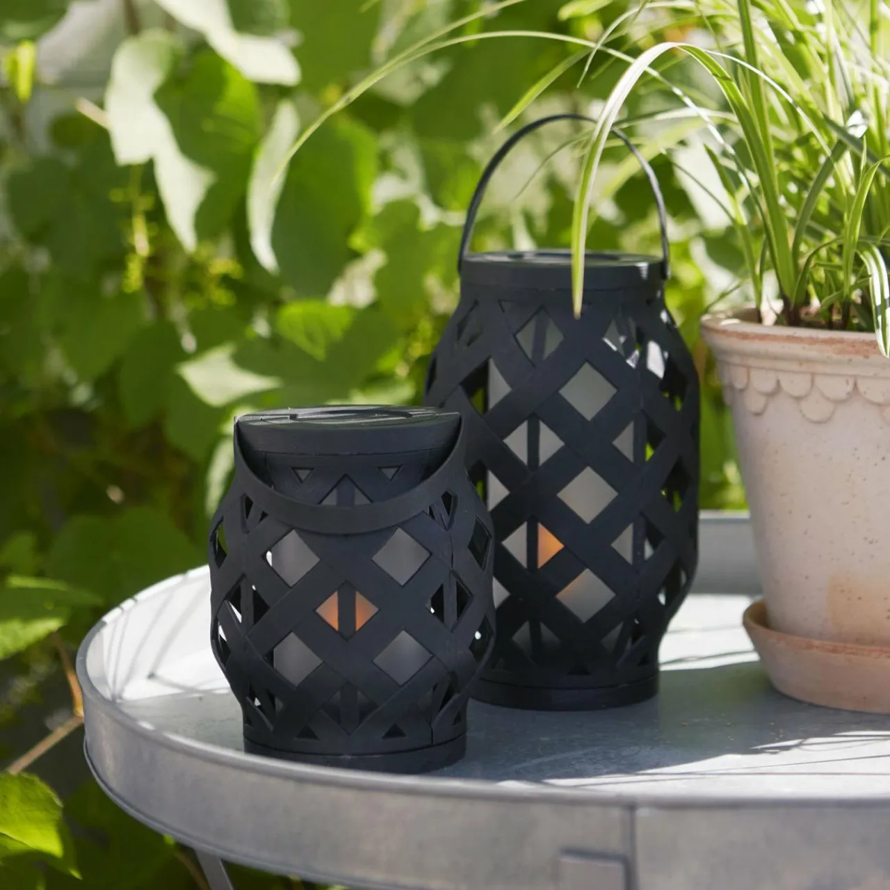 lanterne_led_flame_lantern_noire_hauteur_cm_2.webp STAR TRADING Lanterne LED Flame Lantern, noire, hauteur 16 cm^ Lampes Décoratives