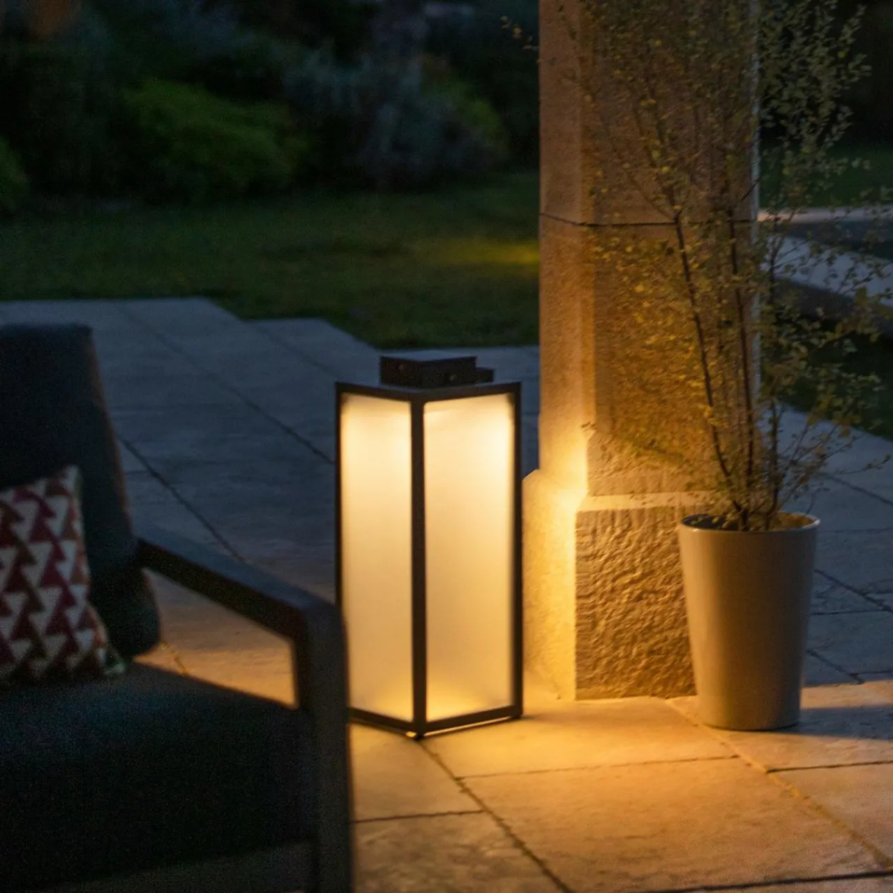 lanterne_solaire__led_tradition_anthracite_hauteur__cm_0-1.webp Les Jardins Lanterne solaire à LED Tradition, anthracite, hauteur 65 cm^ Lampes Décoratives