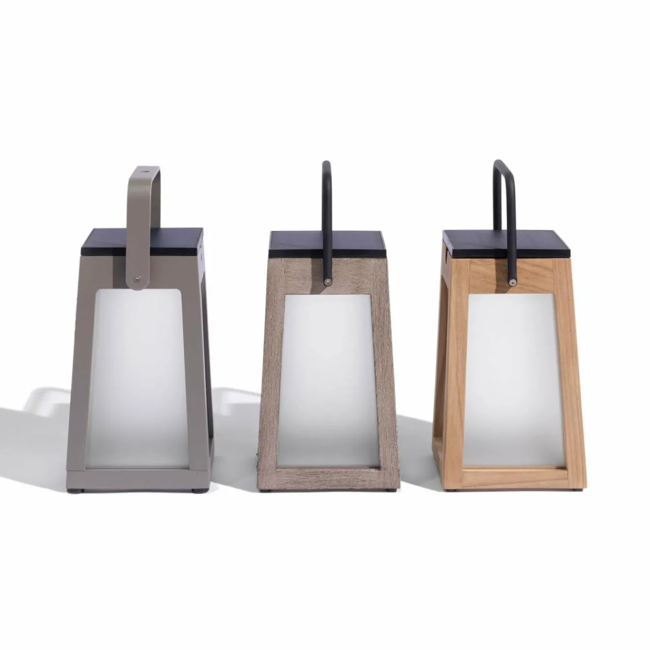 lanterne_solaire_led_tecka_portable_teck_cm_3.webp Les Jardins Lanterne solaire LED Tecka portable, teck 25 cm^ Lampes Décoratives