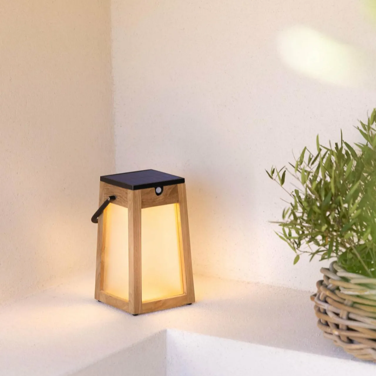 lanterne_solaire_led_tecka_portable_teck_cm_6.webp Les Jardins Lanterne solaire LED Tecka portable, teck 25 cm^ Lampes Décoratives