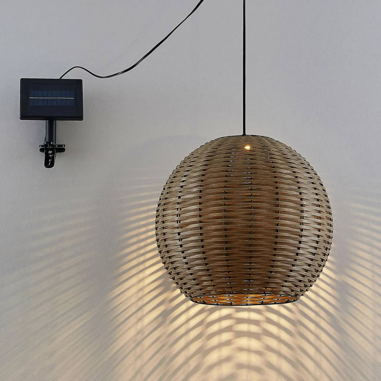 lindby_catrica_suspension_solaire_led_aspect_rotin_2.webp Lindby Catrica suspension solaire LED aspect rotin^ Lampes Décoratives