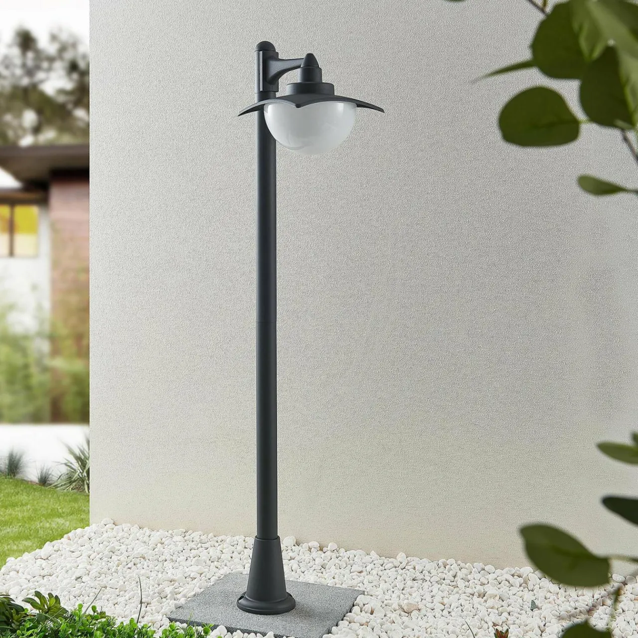 lindby_elinda_borne_lumineuse__une_lampe_0.webp Lindby Elinda borne lumineuse à une lampe^ Bornes Éclairage Extérieur