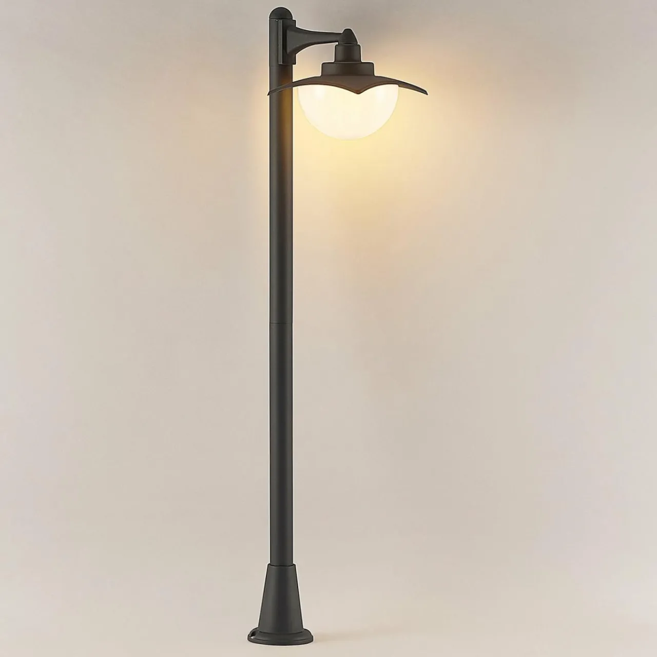 lindby_elinda_borne_lumineuse__une_lampe_3.webp Lindby Elinda borne lumineuse à une lampe^ Bornes Éclairage Extérieur