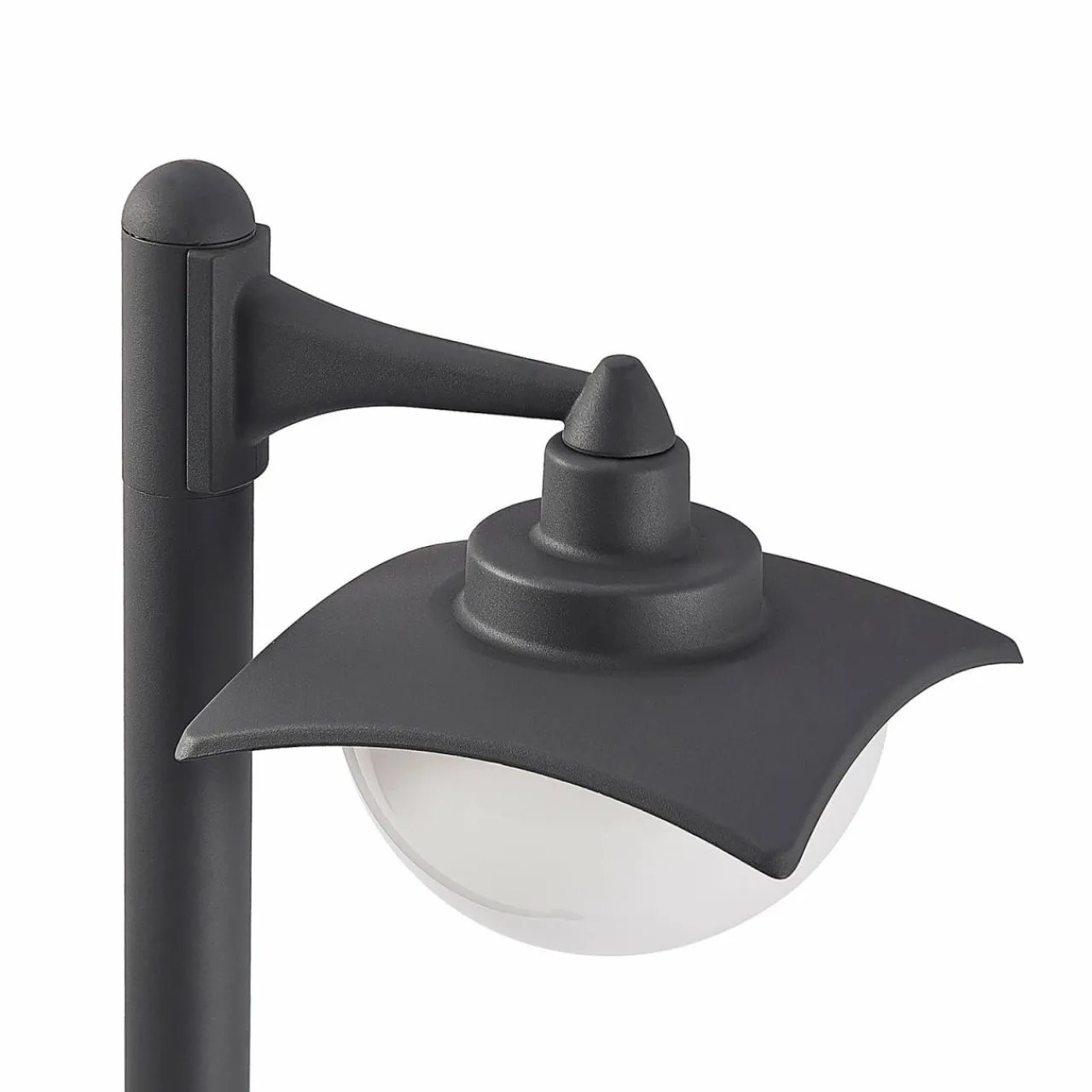lindby_elinda_borne_lumineuse__une_lampe_5.webp Lindby Elinda borne lumineuse à une lampe^ Bornes Éclairage Extérieur
