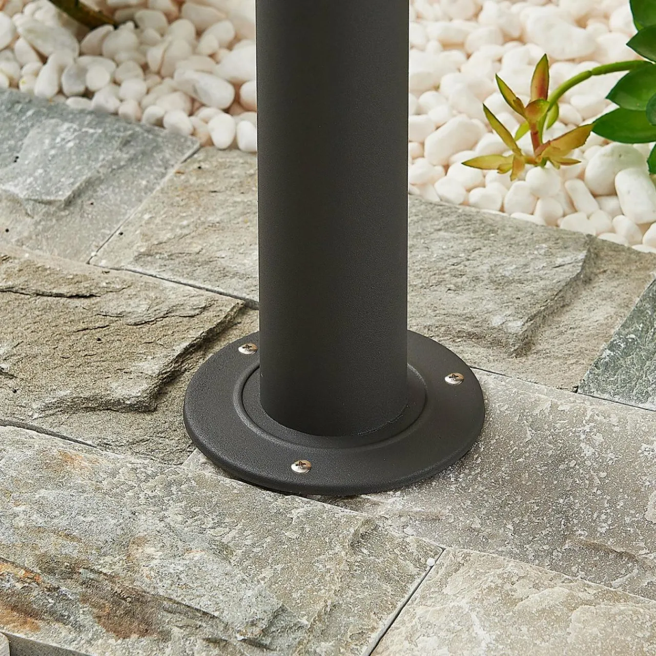 lindby_filimon_potelet_gris_fonc_e_4.webp Lindby Filimon potelet, gris foncé, E27^ Potelets Extérieurs