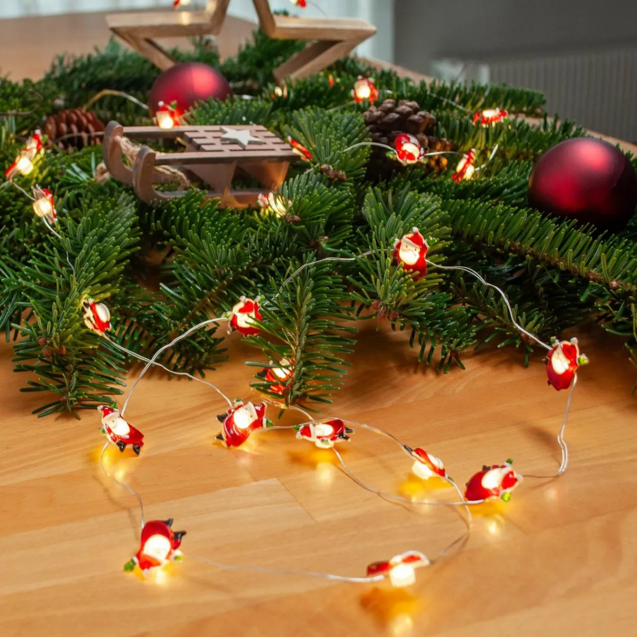 lindby_guirlande_lumineuse_led_motje_pre_nol__cm_ip_0.webp Lindby Guirlande lumineuse LED Motje, Père Noël, 320 cm, IP20^ Lumière De Noël
