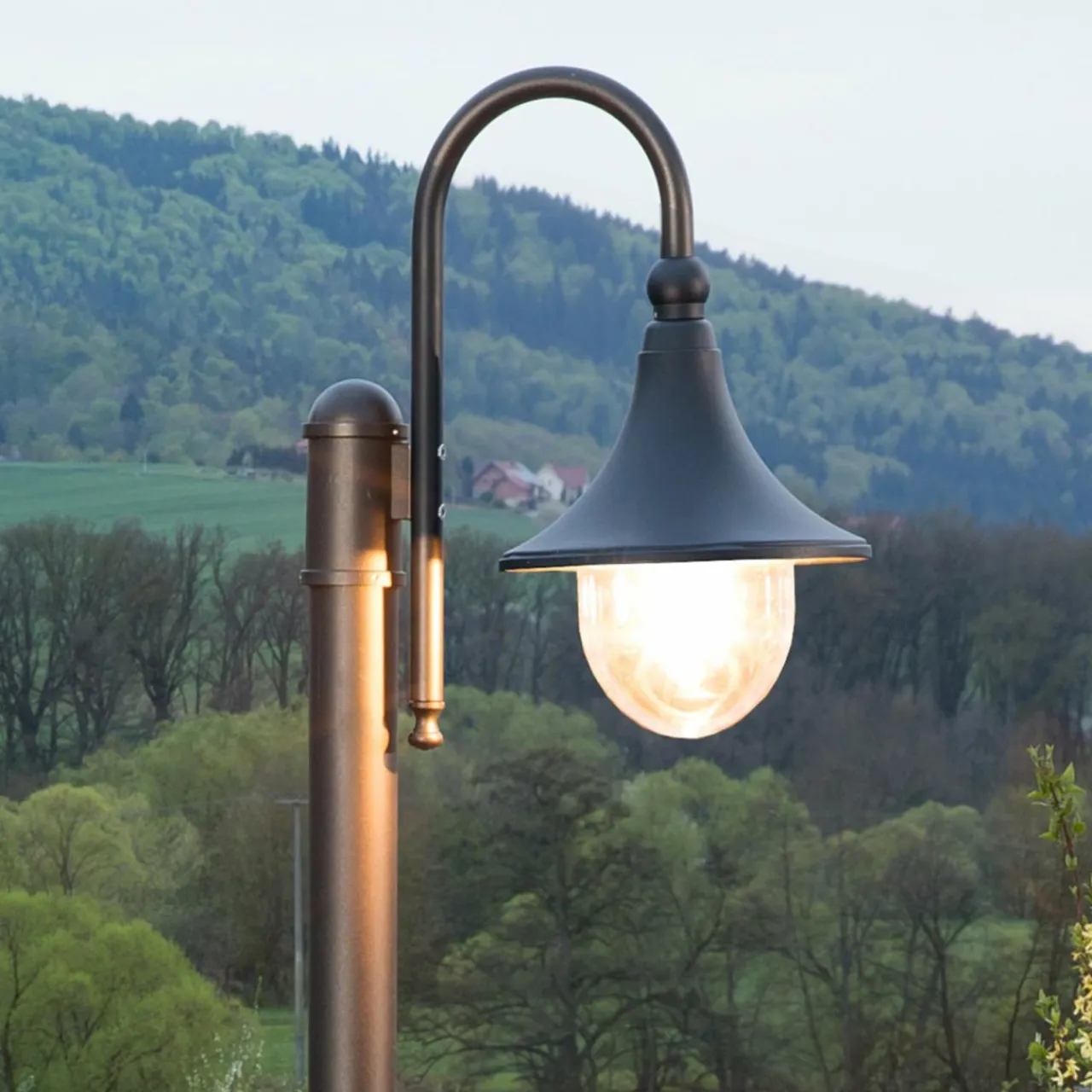 lindby_lampadaire_dextrieur_daphne_noir___lampe_1.webp Lindby lampadaire d'extérieur Daphne, noir, à 1 lampe^ Lampadaires D'Extérieur