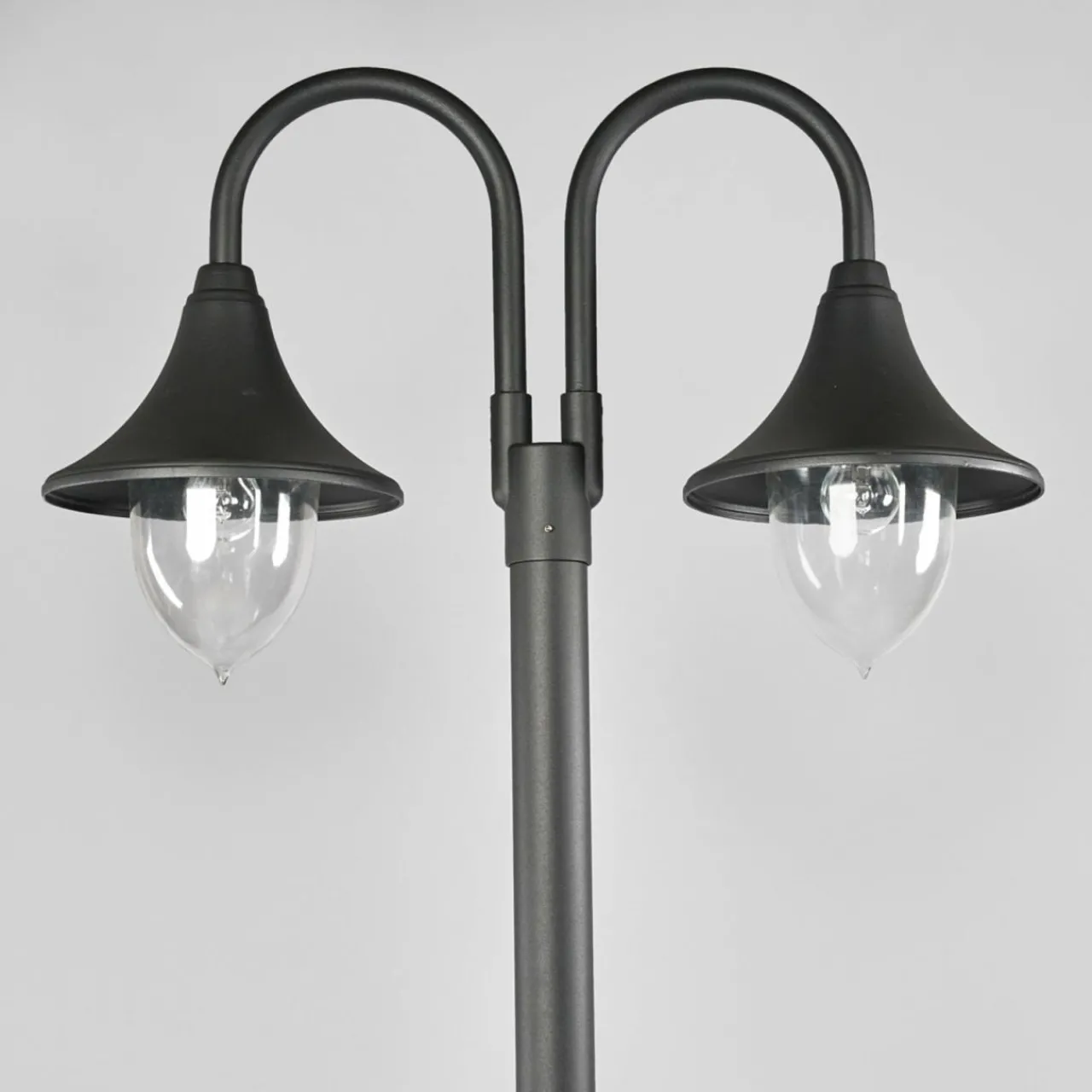 lindby_lampadaire_dextrieur_madea_gris_aluminium___lampes_1.webp Lindby lampadaire d'extérieur Madea, gris, aluminium, à 2 lampes^ Lampadaires D'Extérieur