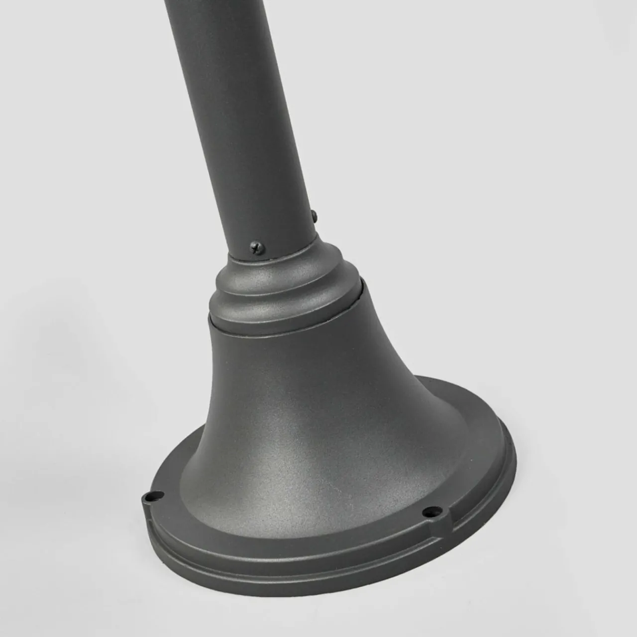 lindby_lampadaire_dextrieur_madea_gris_aluminium___lampes_2.webp Lindby lampadaire d'extérieur Madea, gris, aluminium, à 2 lampes^ Lampadaires D'Extérieur