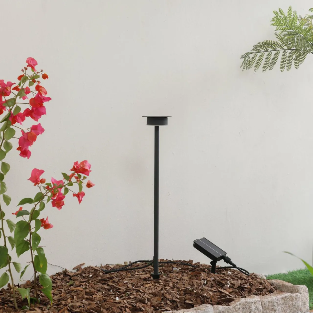 lindby_lampe_solaire_led_lyris_noir_aluminium__k_0.webp Lindby lampe solaire LED Lyris, noir, aluminium, 3.000 K^ Lampes Décoratives