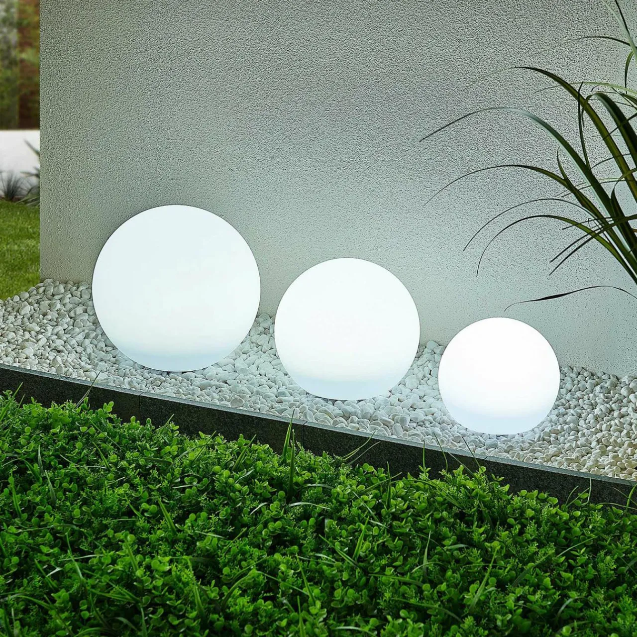 lindby_lampes_solaires_led_lago_rgbw_set_de__boules_piquet_de_terre_0.webp Lindby Lampes solaires LED Lago, RGBW, set de 3 boules, piquet de terre^ Lampes Décoratives
