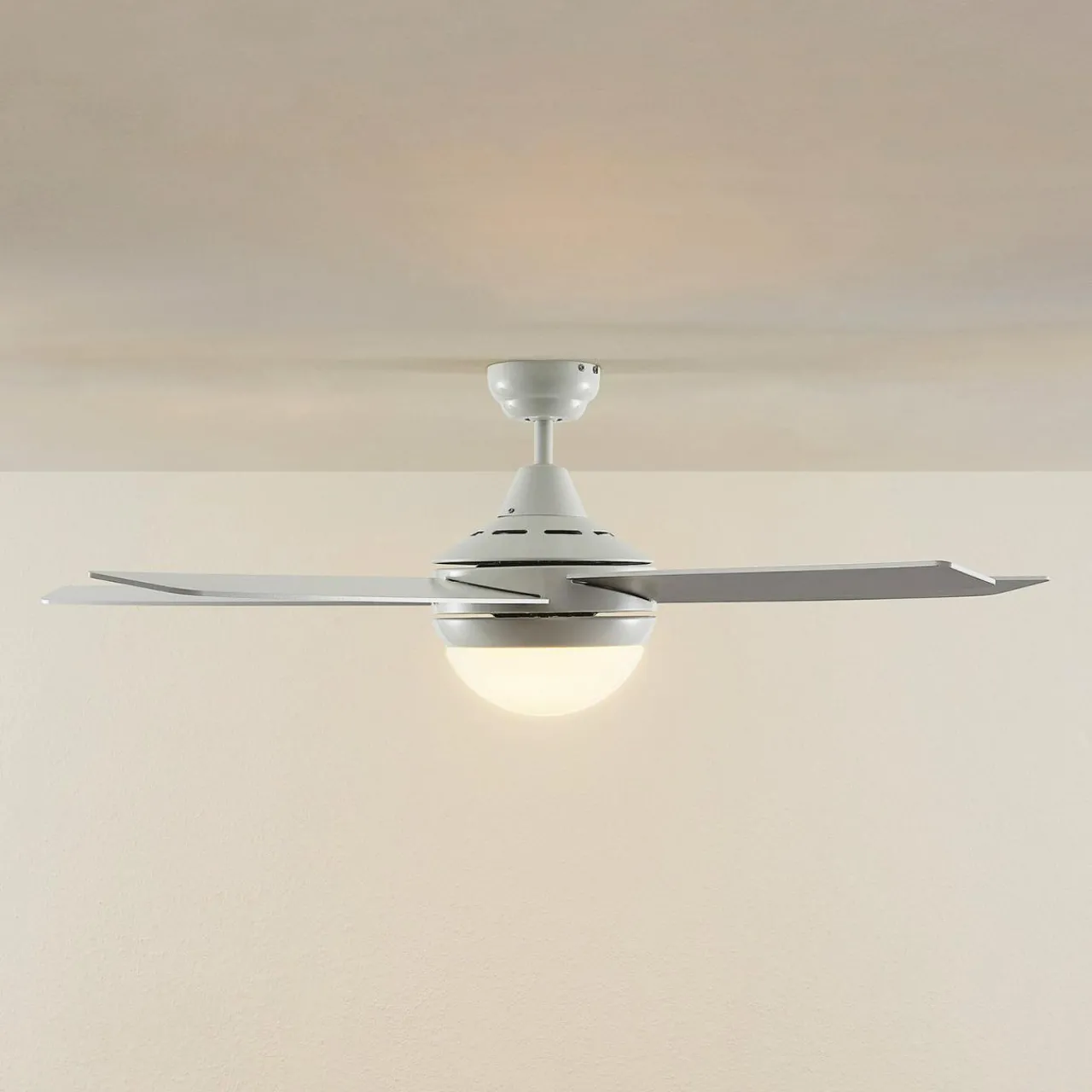 lindby_ventilateur_de_plafond_avec_lumire_auraya_silencieux_blanc_cm_2.webp Lindby Ventilateur de plafond avec lumière Auraya, silencieux, blanc, 130cm^ Ventilateurs