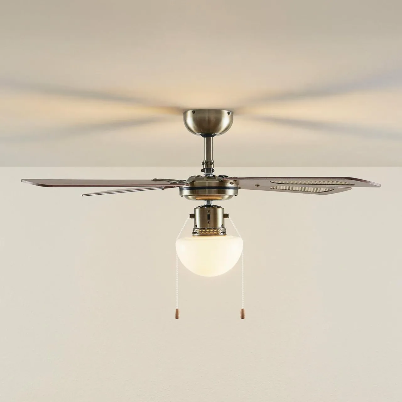 lindby_ventilateur_de_plafond_avec_lumire_rakan_silencieux___cm_1.webp Lindby Ventilateur de plafond avec lumière Rakan, silencieux, Ø 106 cm^ Ventilateurs