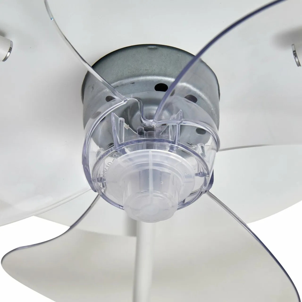 lindby_ventilateur_de_plafond_led_momitu_blanc_aluminium___cm_4.webp Lindby Ventilateur de plafond LED Momitu, blanc, aluminium, Ø 14 cm^ Ventilateurs
