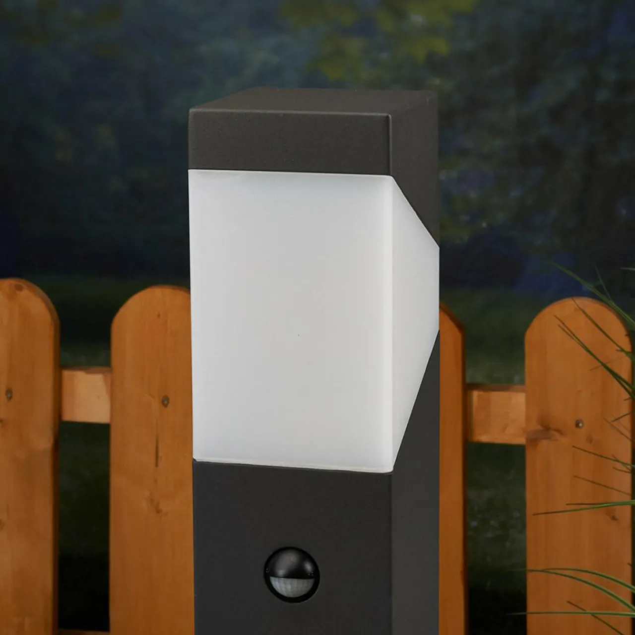 lucande_luminaire_pour_socle_kiran_capteur_gris_graphite_aluminium__0.webp Lucande luminaire pour socle Kiran, capteur, gris graphite, aluminium, 60^ Potelets Extérieurs Avec Détecteur