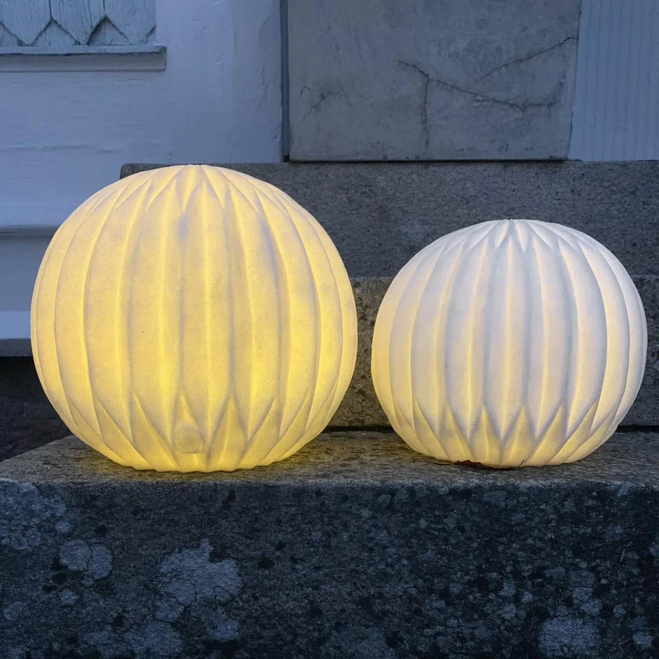 luminaire_de_terrasse_led_sandy___cm_blanc_plastique_batterie_3.webp STAR TRADING Luminaire de terrasse LED Sandy, Ø 30 cm blanc plastique batterie^ Lampes Décoratives