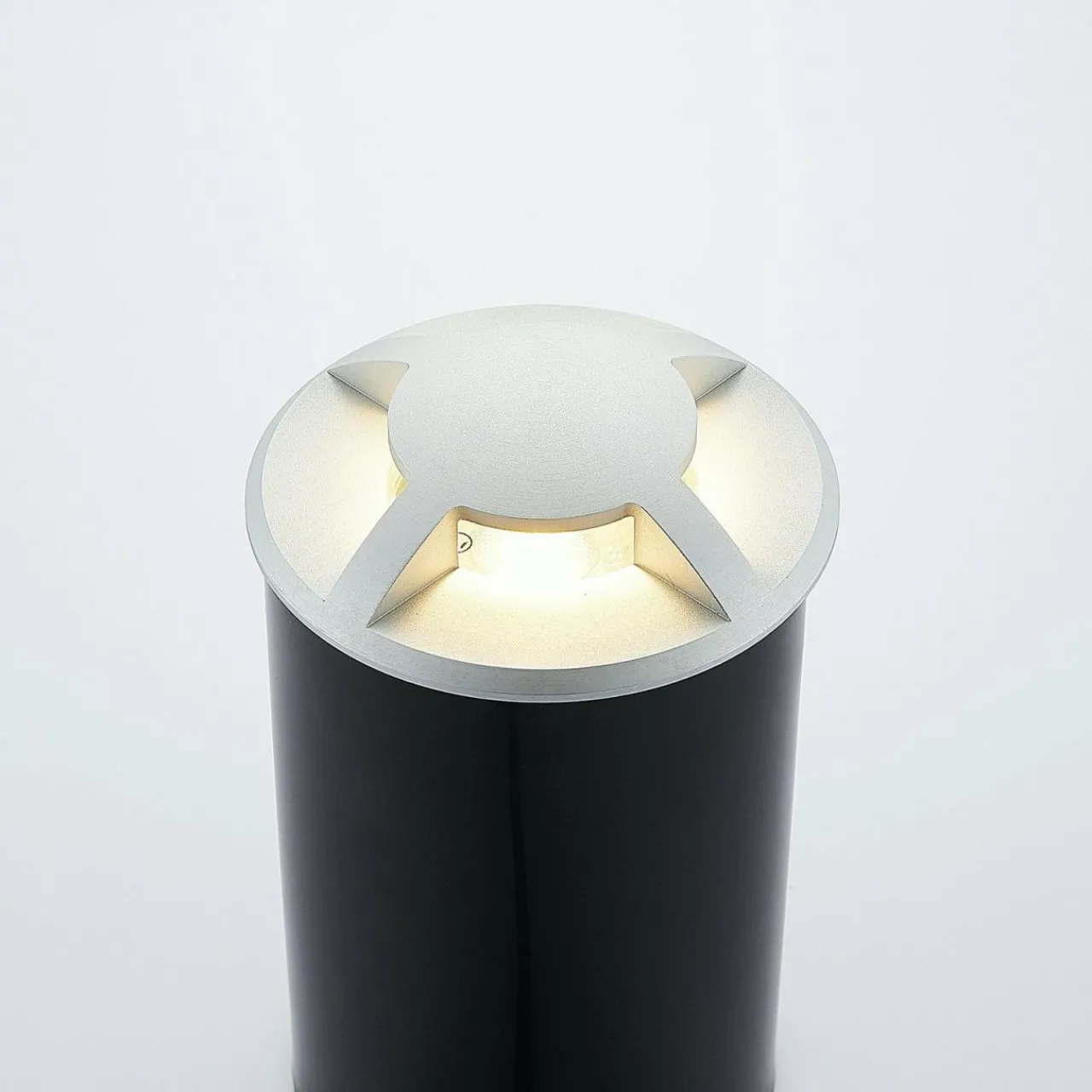 luminaire_encastr_dans_le_sol_milara___lampes_aluminium_3.webp Lucande Luminaire encastré dans le sol Milara, à 4 lampes, aluminium^ Spots Encastrés Dans Le Sol D'Extérieur