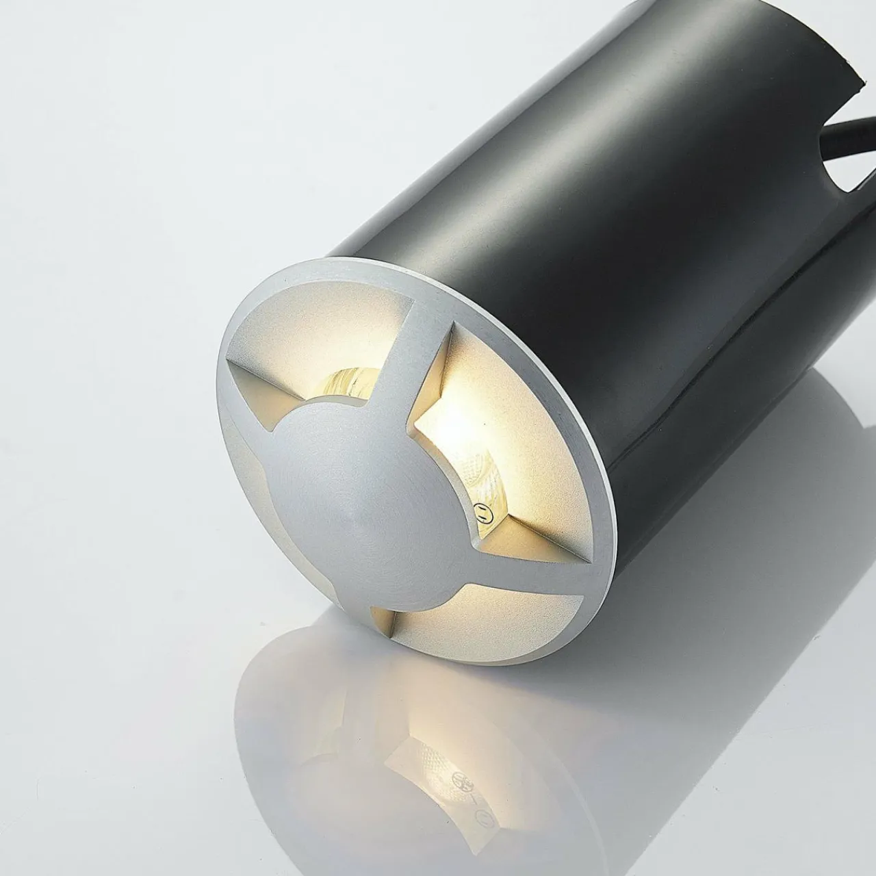luminaire_encastr_dans_le_sol_milara___lampes_aluminium_4.webp Lucande Luminaire encastré dans le sol Milara, à 4 lampes, aluminium^ Spots Encastrés Dans Le Sol D'Extérieur