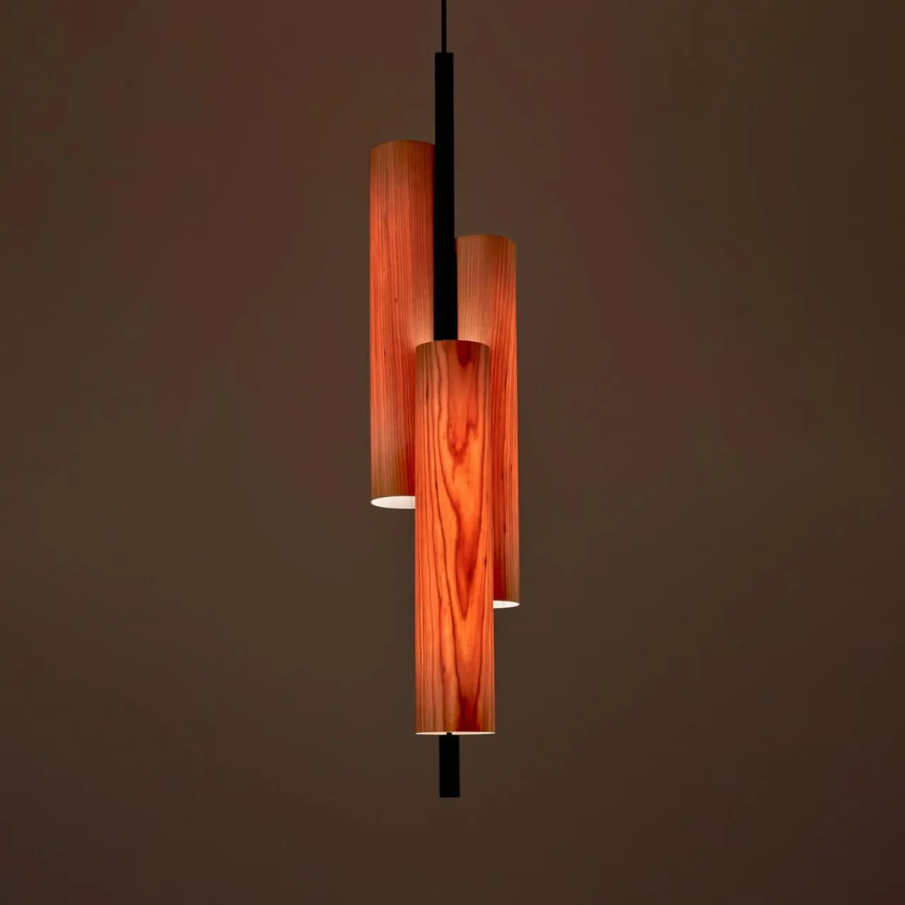 lzf_black_note_triplet_suspension_noiremerisier_1.webp LZF LAMPS LZF Black Note Triplet suspension noire/merisier^ Luminaires Durables