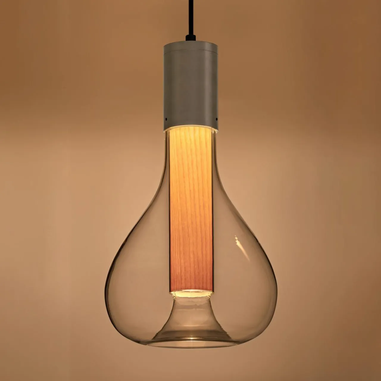 lzf_eris_suspension_led_verre_aluminiumhtre_1.webp LZF LAMPS LZF Eris suspension LED verre aluminium/hêtre^ Luminaires Durables