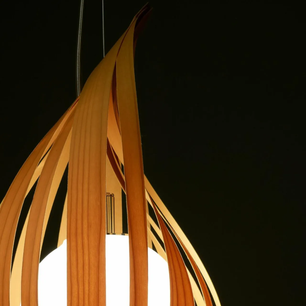lzf_raindrop_medium_suspension_merisier_1.webp LZF LAMPS LZF Raindrop medium suspension, merisier^ Luminaires Durables
