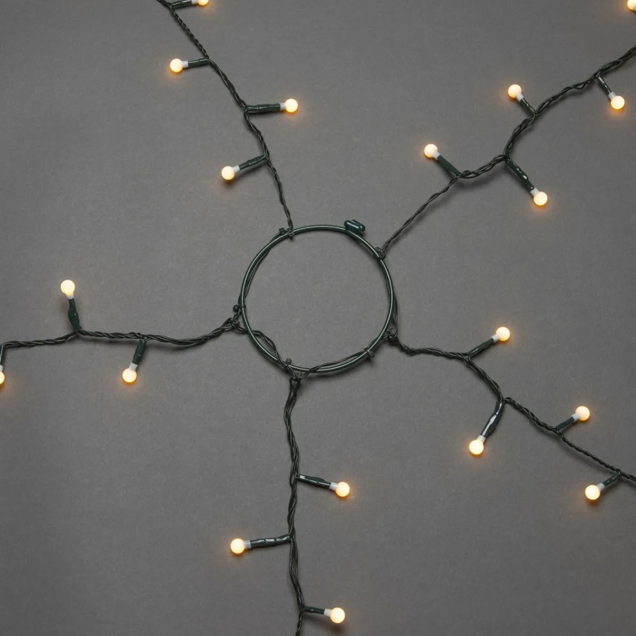 manteau_darbre_led__globes_prmonts_lampes_1.webp Konstsmide Christmas Manteau d’arbre LED à globes prémontés 200 lampes^ Lampes Décoratives