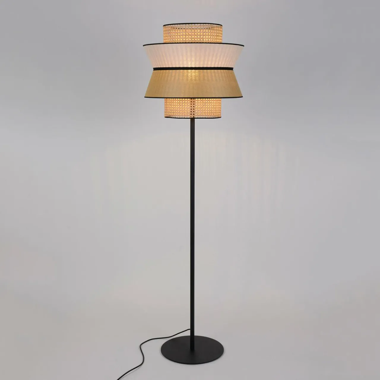 market_set_singapour_lampadaire_mielsable_1.webp MARKET SET Singapour lampadaire, miel/sable^ Luminaires De Terrasse