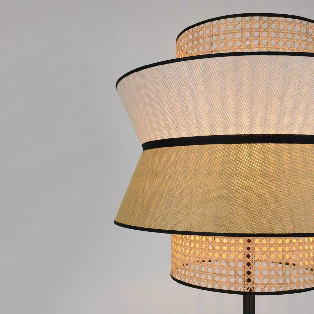 market_set_singapour_lampadaire_mielsable_2.webp MARKET SET Singapour lampadaire, miel/sable^ Luminaires De Terrasse