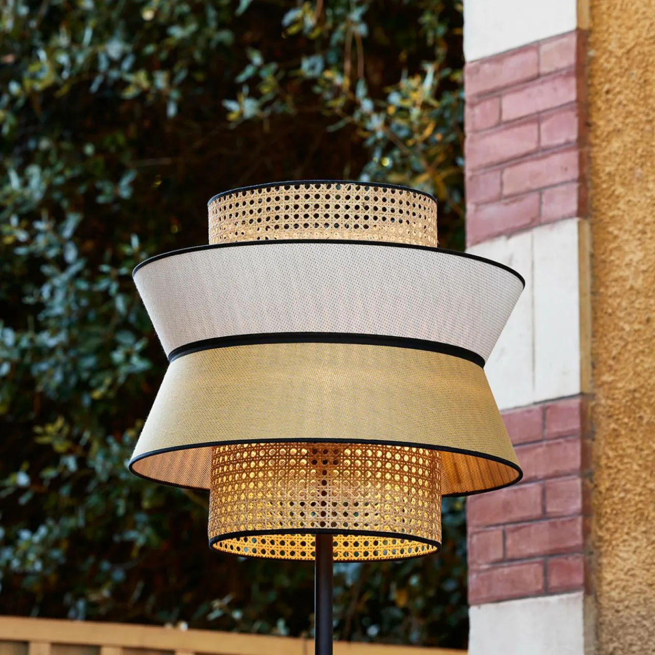 market_set_singapour_lampadaire_mielsable_3.webp MARKET SET Singapour lampadaire, miel/sable^ Luminaires De Terrasse