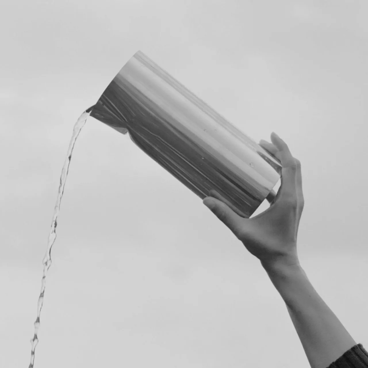 new_works_carafe_pleat__litre_acier_inoxydable_miroir_2.webp New Works Carafe Pleat, 0,9 litre, acier inoxydable, miroir^ Meubles & Aménagements
