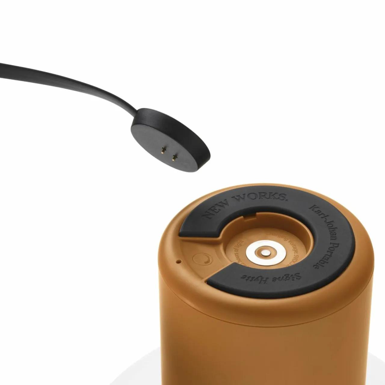 new_works_luminaire_rechargeable_karljohan_ochre_yellow_ip_2.webp New Works luminaire rechargeable Karl-Johan, ochre yellow, IP65^ Lampes Décoratives