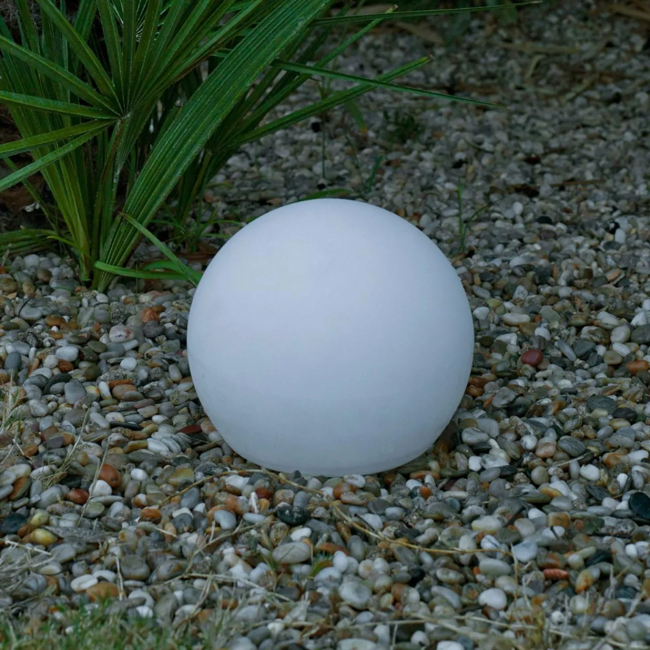 newgarden_buly_lampe_de_sol_boule___cm_0-4.webp Newgarden Buly lampe de sol boule, Ø 20 cm^ Lampes Décoratives