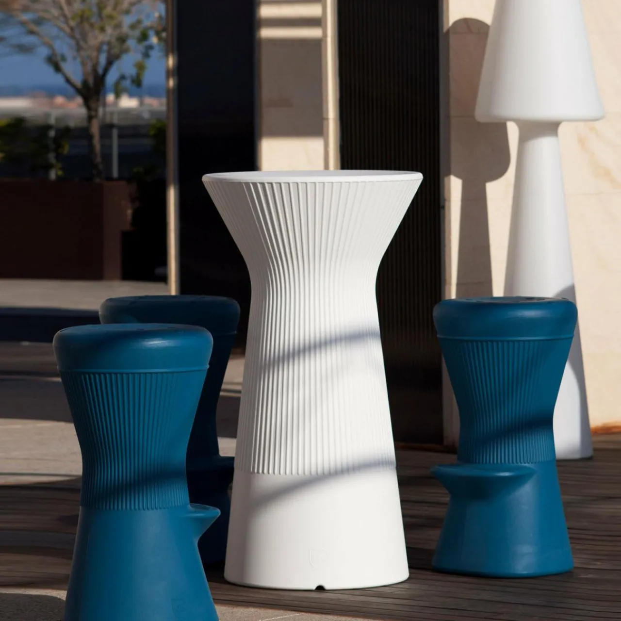 newgarden_led_table_haute_rechargeable_capri_rgbw_hauteur__cm_blanc_0.webp Newgarden LED table haute rechargeable Capri, RGBW, hauteur 110 cm, blanc^ Meubles & Aménagements