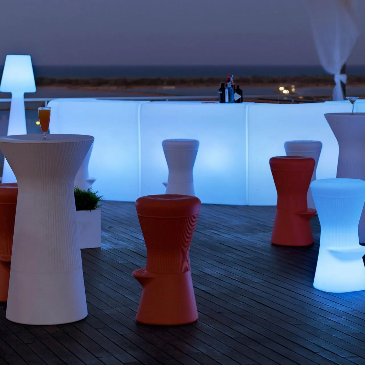 newgarden_led_table_haute_rechargeable_capri_rgbw_hauteur__cm_blanc_1.webp Newgarden LED table haute rechargeable Capri, RGBW, hauteur 110 cm, blanc^ Meubles & Aménagements