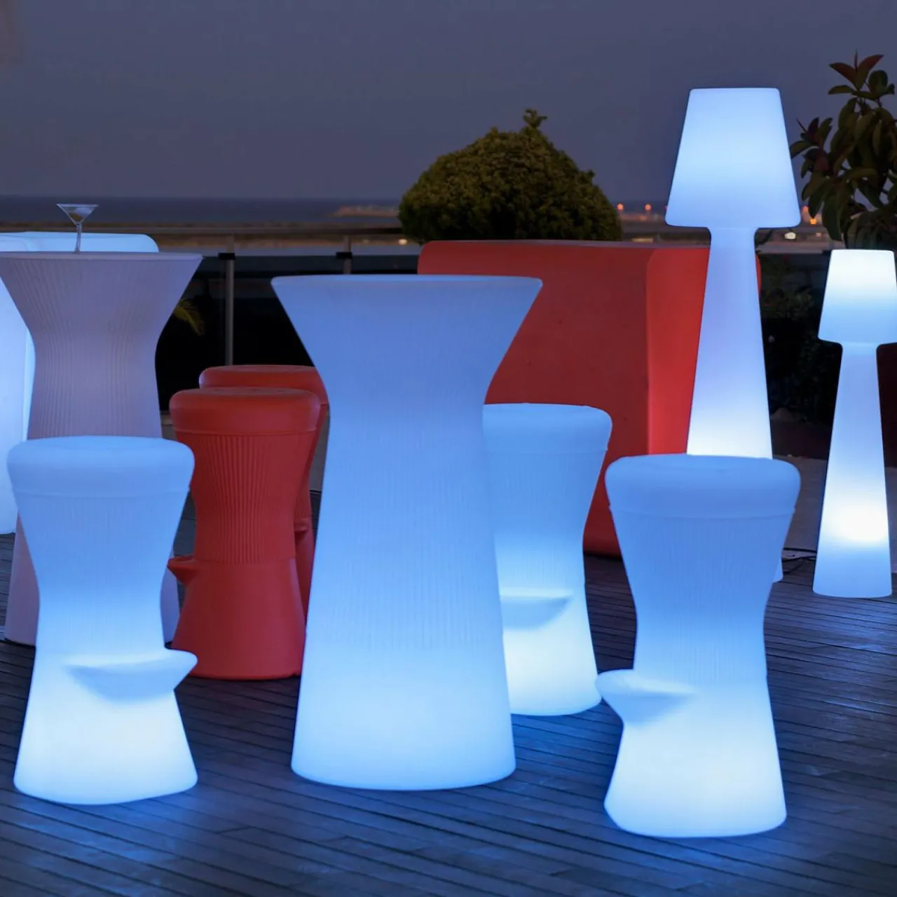 newgarden_led_table_haute_rechargeable_capri_rgbw_hauteur__cm_blanc_2.webp Newgarden LED table haute rechargeable Capri, RGBW, hauteur 110 cm, blanc^ Meubles & Aménagements