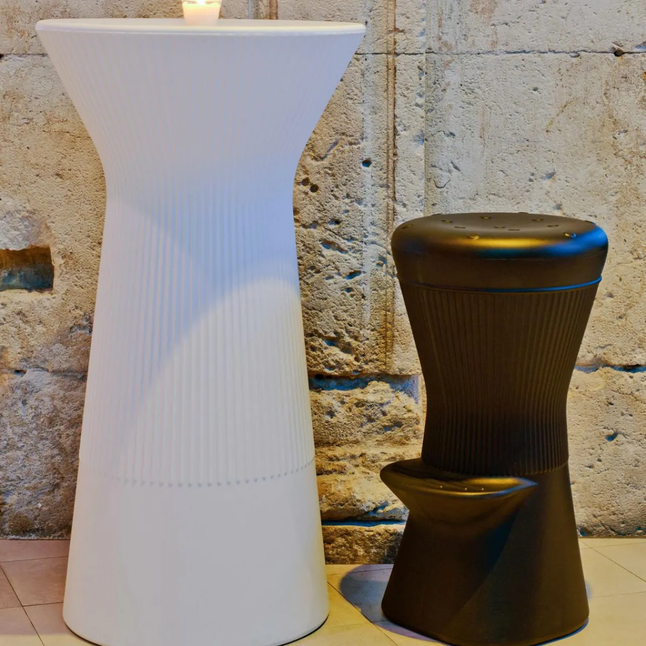 newgarden_led_table_haute_rechargeable_capri_rgbw_hauteur__cm_blanc_3.webp Newgarden LED table haute rechargeable Capri, RGBW, hauteur 110 cm, blanc^ Meubles & Aménagements