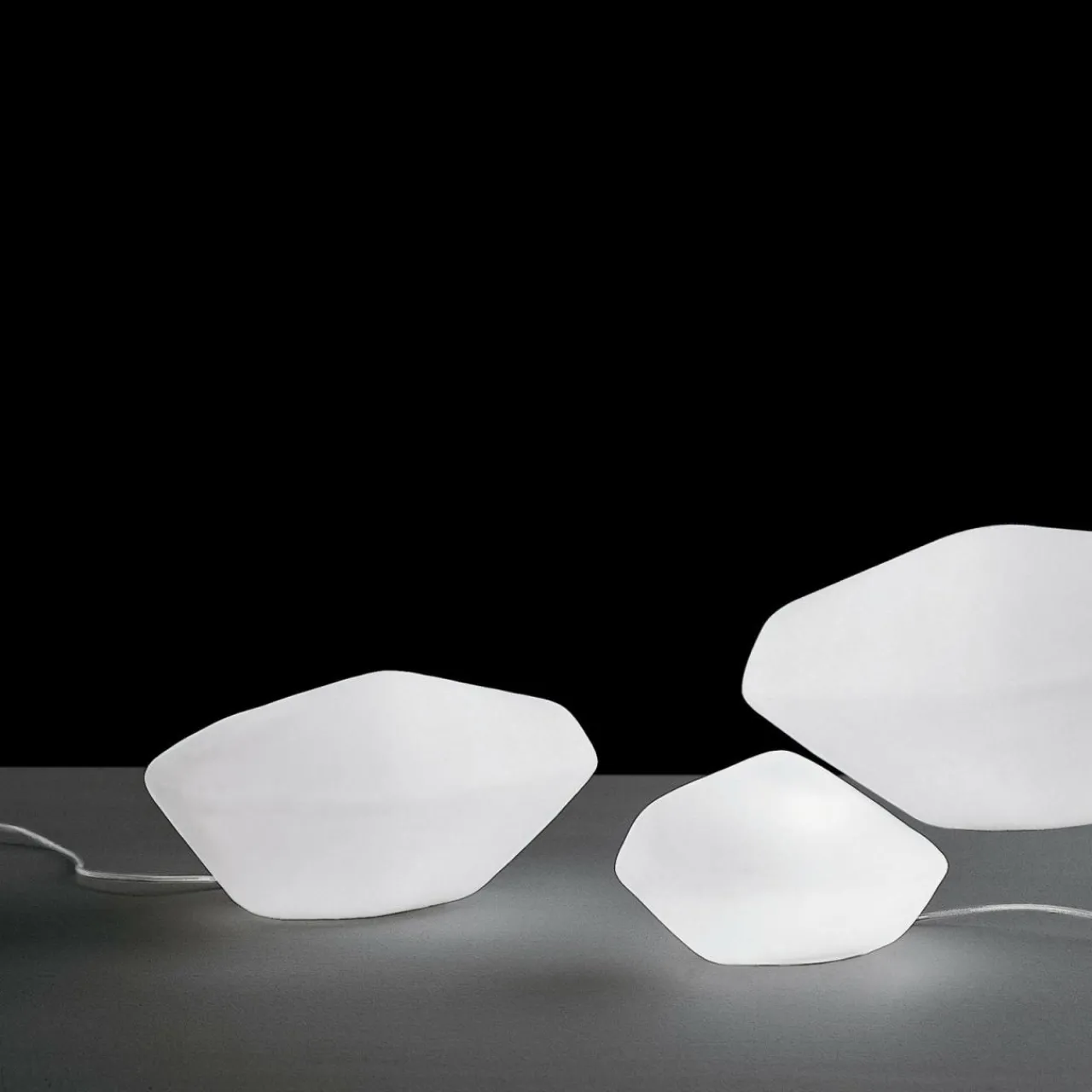 oluce_stones_lampe_dcorative_longueur__cm_1-2.webp Oluce Stones lampe décorative, longueur 27 cm^ Lampes Décoratives