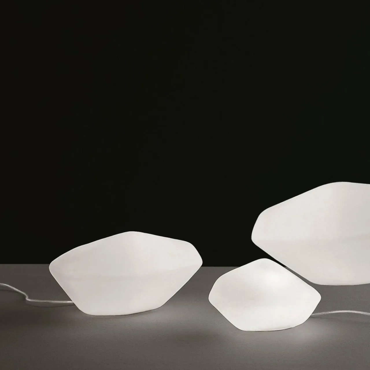 oluce_stones_lampe_dcorative_longueur__cm_2-2.webp Oluce Stones lampe décorative, longueur 27 cm^ Lampes Décoratives
