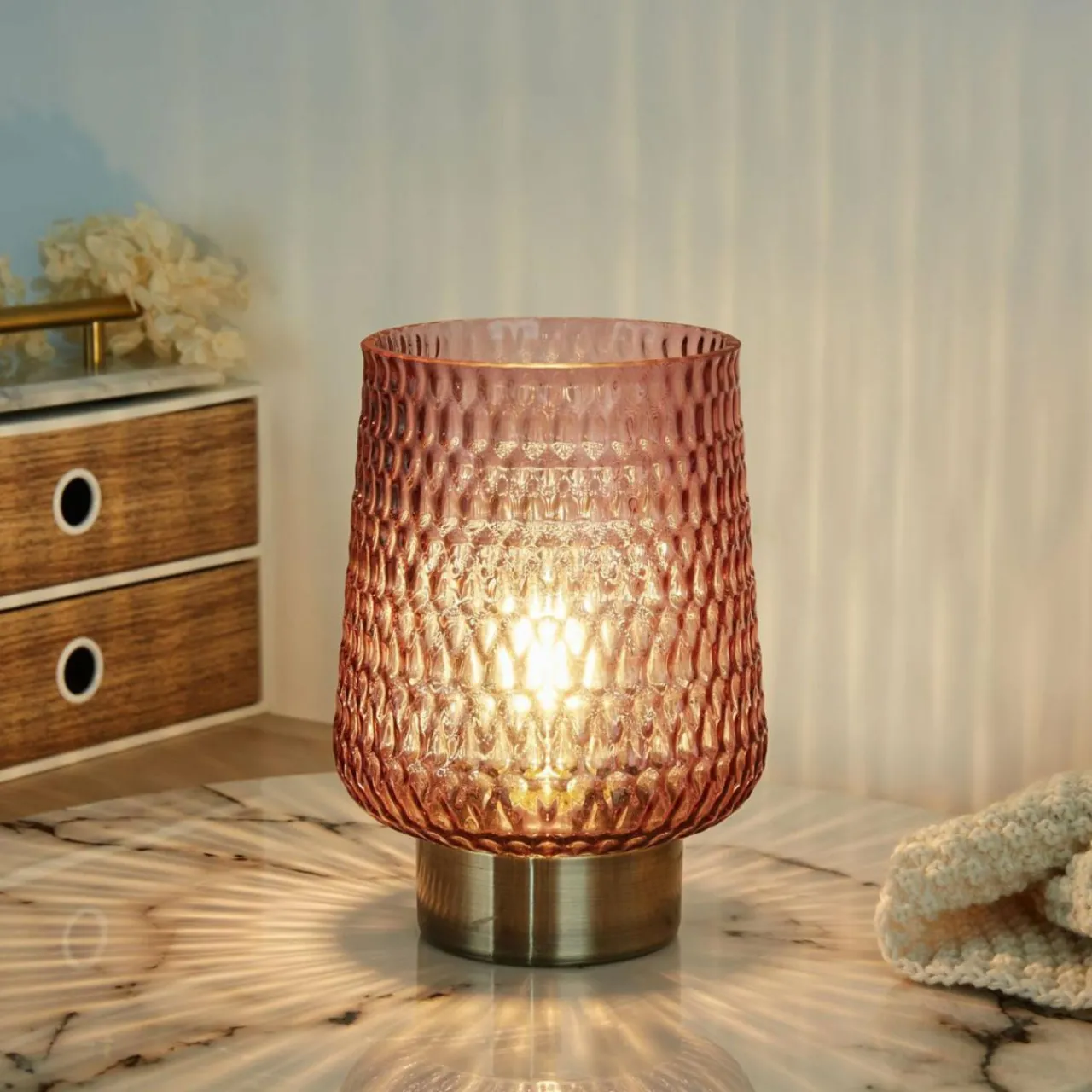 pauleen_rose_glamour_led_e_pile_pied_mtal_0.webp Pauleen Rose Glamour LED E27 pile pied métal^ Lampes Décoratives