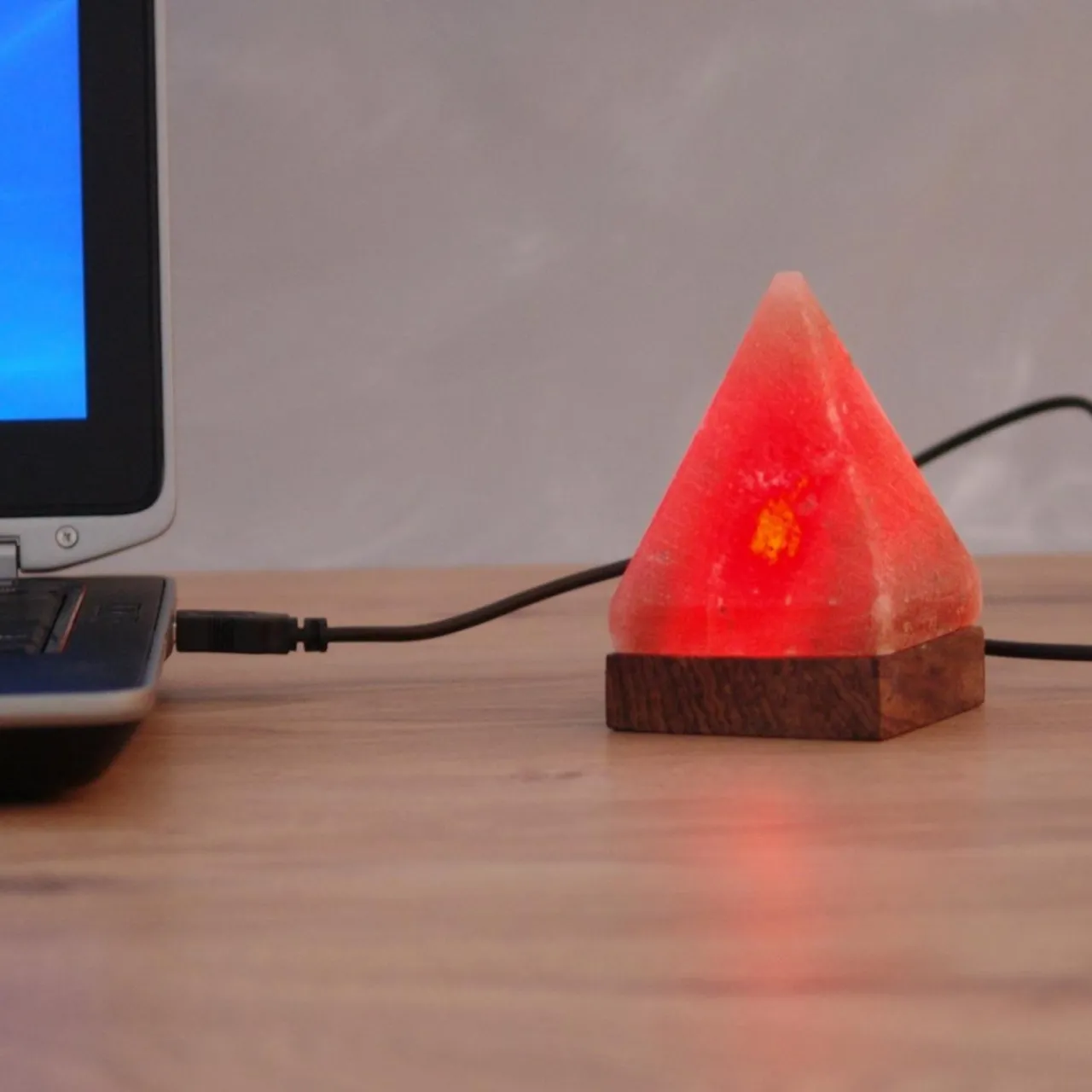 petite_lampe__poser_usb_pyramide_pour_ordinateur_1.webp Wagner Life Petite lampe à poser USB pyramide pour ordinateur^ Lampes Décoratives