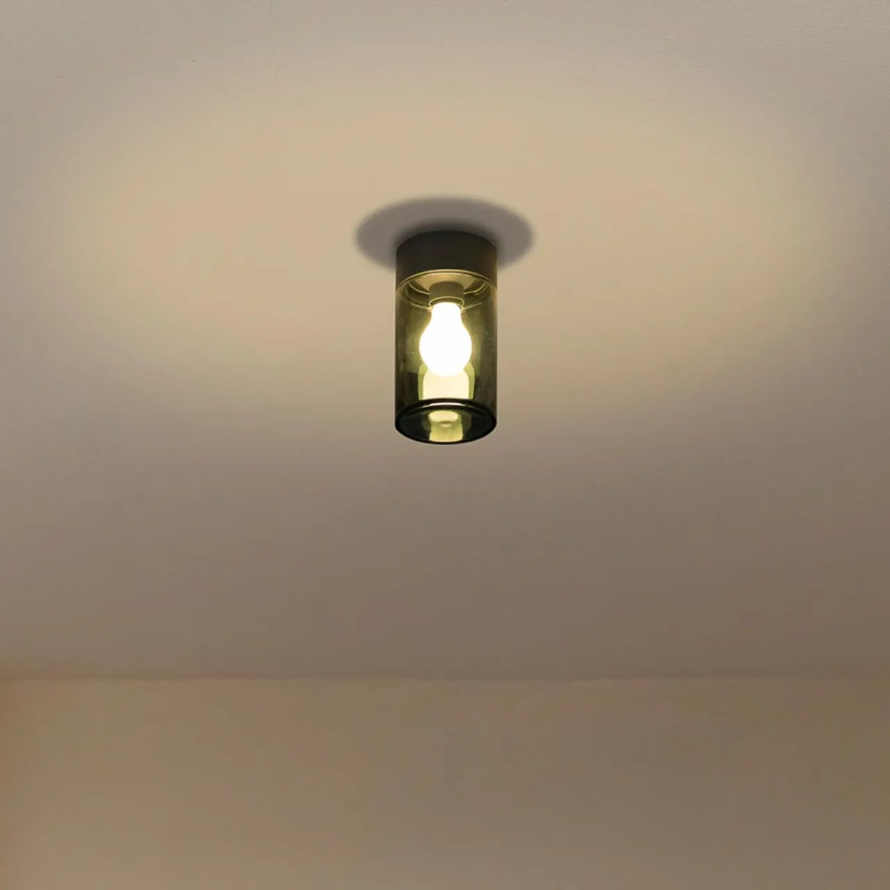 plafonnier_dextrieur_kila_gris_fum_0.webp FARO BARCELONA Plafonnier d’extérieur Kila. gris fumé^ Plafonniers D'Extérieur