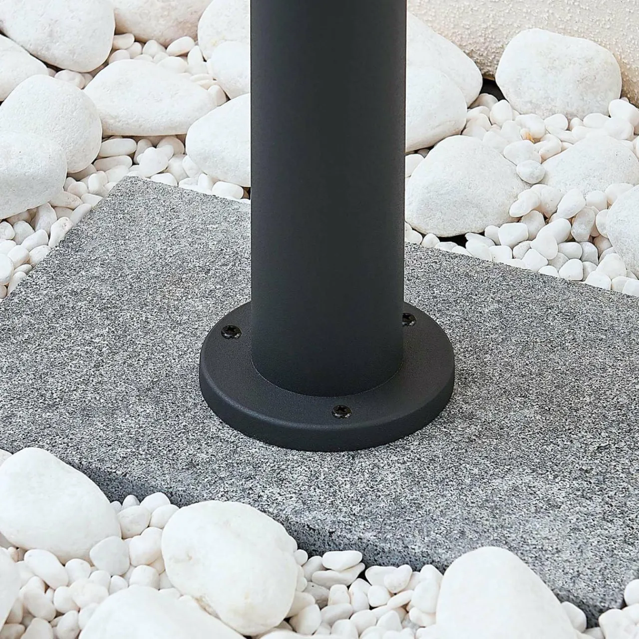 potelet_alvaro_en_gris_fonc_cm_4.webp Lindby Potelet Alvaro en gris foncé, 60 cm^ Bornes Éclairage Extérieur