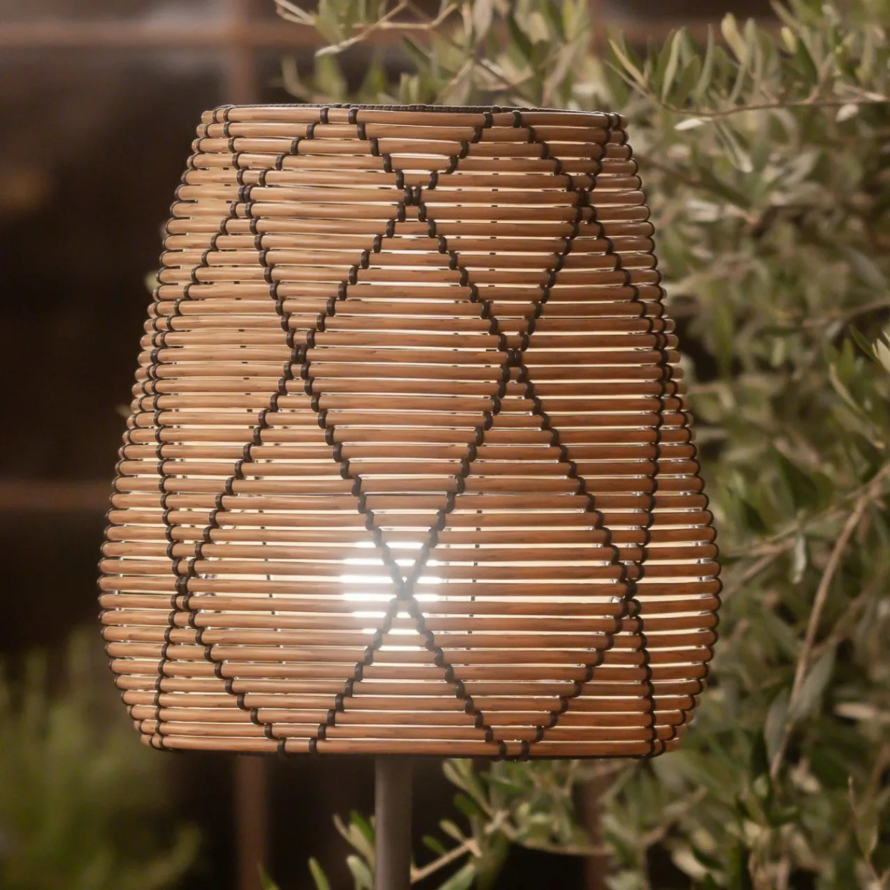 pr_home_lampe_de_terrasse_agnar_lollo_gris_aspect_rotin__cm_1.webp PR Home Lampe de terrasse Agnar Lollo, gris, aspect rotin, 71 cm^ Luminaires De Terrasse