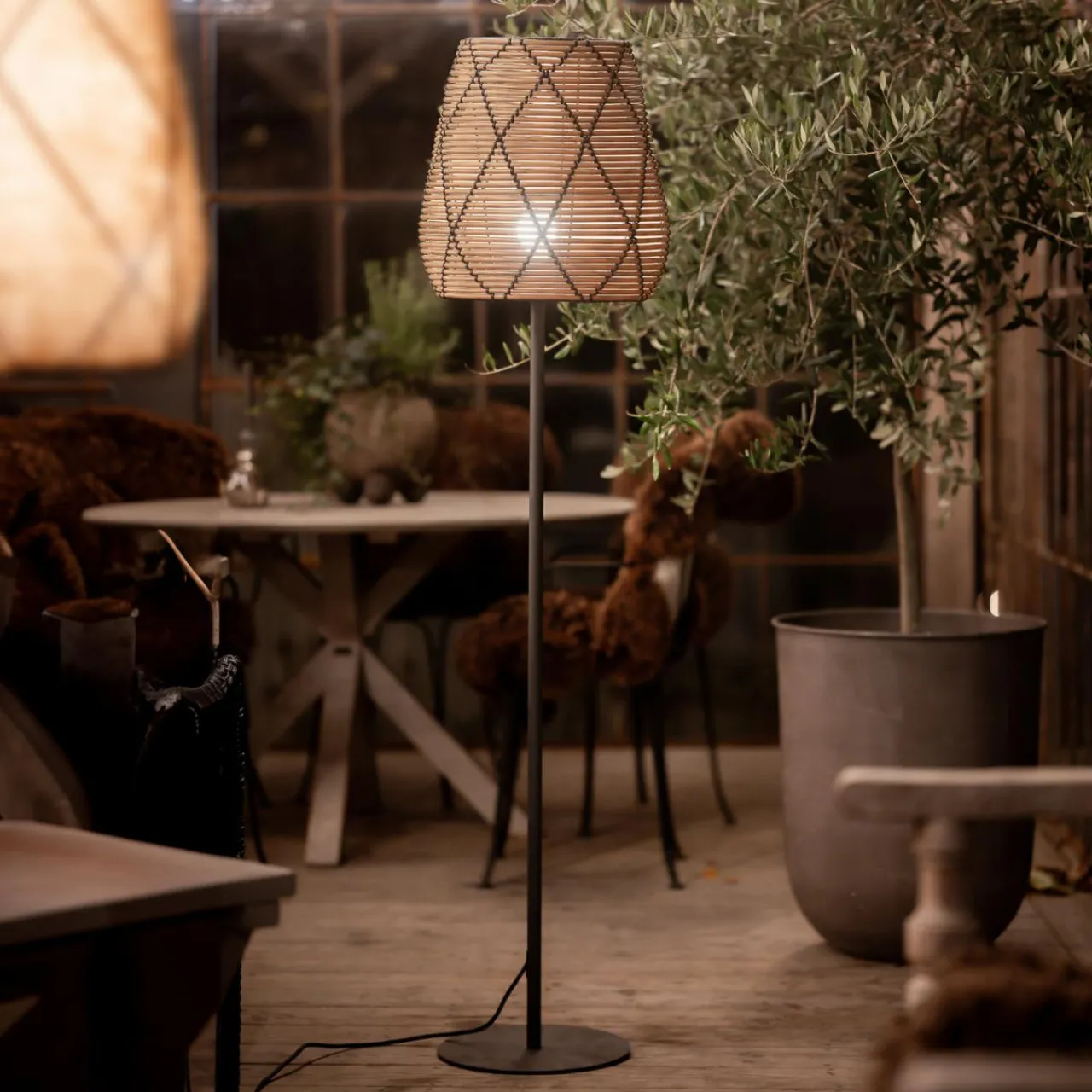 pr_home_lampe_de_terrasse_agnar_lollo_gris_aspect_rotin_cm_0.webp PR Home Lampe de terrasse Agnar Lollo, gris, aspect rotin, 154cm^ Luminaires De Terrasse