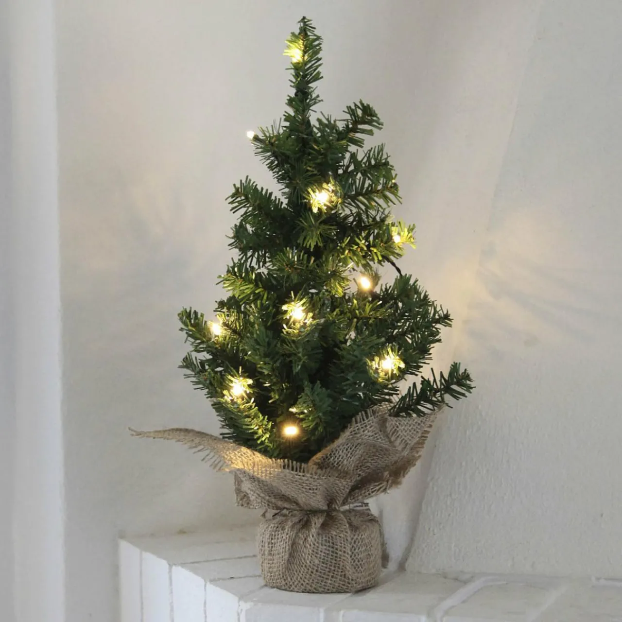sapin_led_tree_dans_un_sac_en_jute_0.webp STAR TRADING Sapin LED Tree dans un sac en jute^ Lumière De Noël