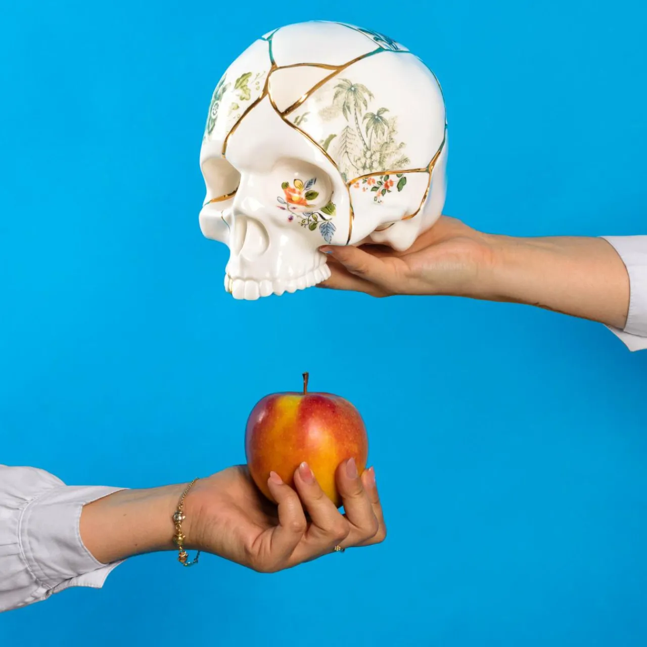 seletti_sculpture_kintsugi_skull_blanc_porcelaine_or_5.webp SELETTI Sculpture Kintsugi Skull, blanc, porcelaine, or^ Meubles & Aménagements
