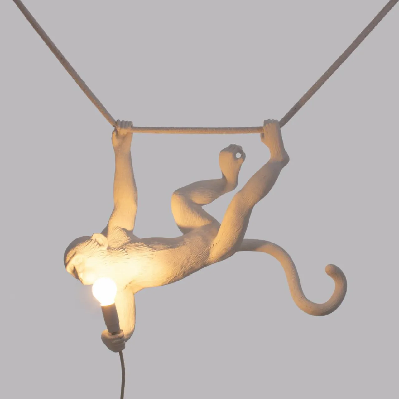 suspension_dco_led_monkey_lamp_blanche_oscillante_2.webp SELETTI Suspension déco LED Monkey Lamp blanche oscillante^ Lampes Décoratives
