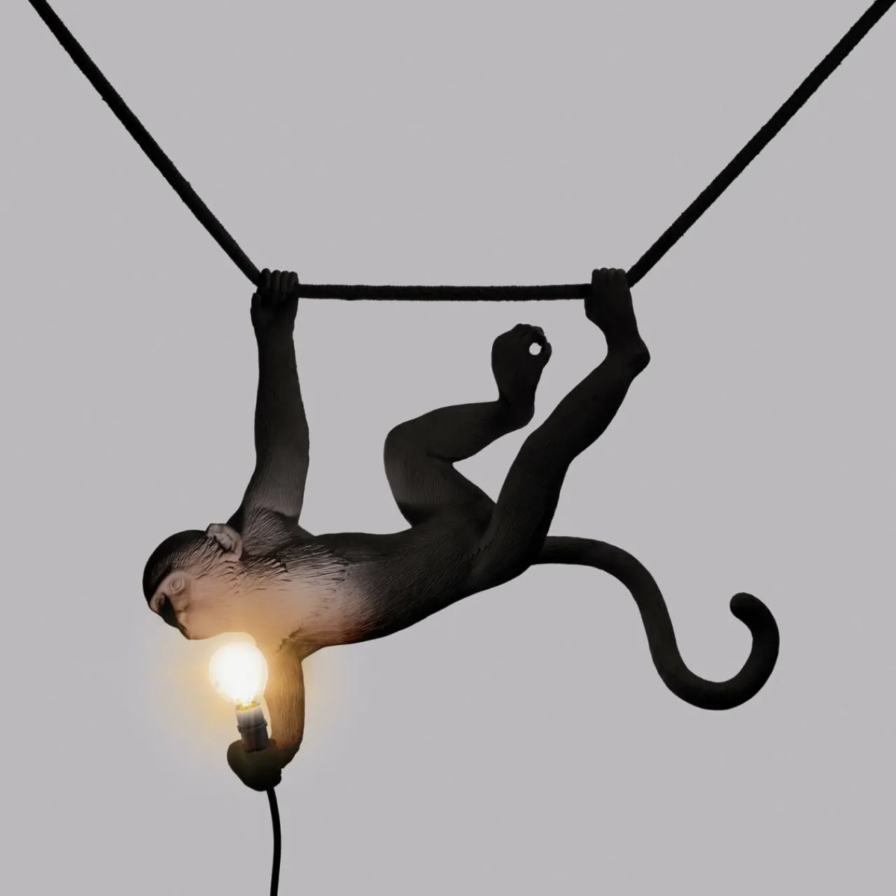 suspension_led_monkey_lamp_oscillante_noire_2.webp SELETTI Suspension LED Monkey Lamp oscillante noire^ Lampes Décoratives